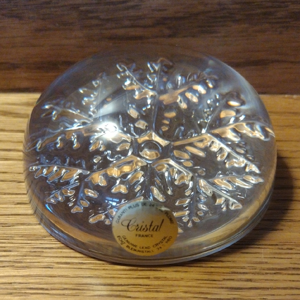 Garanti Cristal Snowflake Paperweight - France